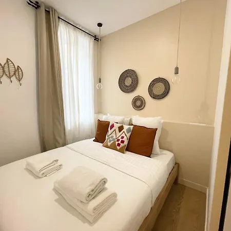 Relax In On Old Art Galery