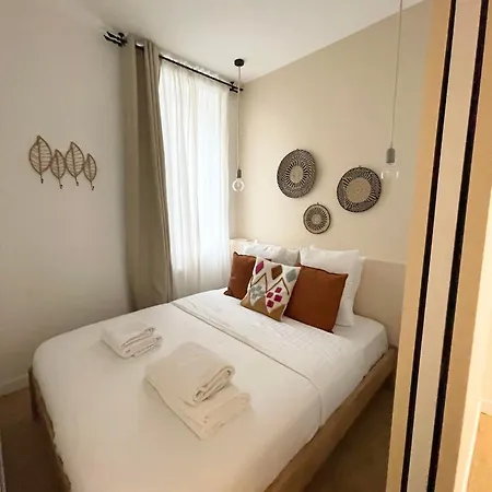 Relax In On Old Art Galery